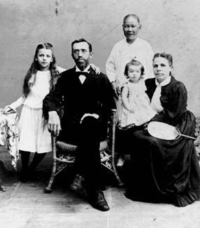 The Sydenstricker family in about 1901: Pearl, Absalom, Grace, and Carie. Behind them stands Wang, the children's governess